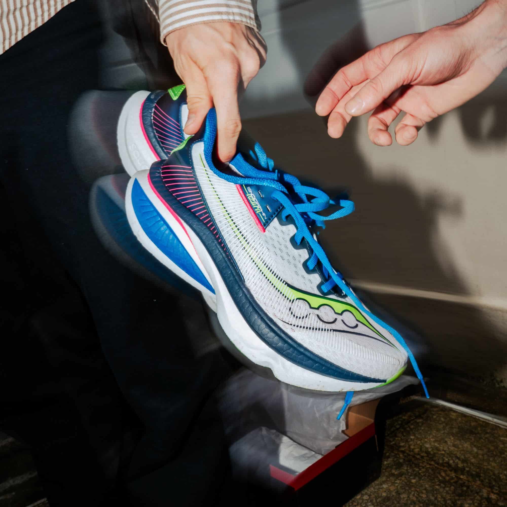 Saucony lance l’Endorphin Azura, une chaussure d'entraînement rapide et polyvalente inspirée de la gamme Endorphin. Mousse PWRRUN PB, rocker Speedroll et légèreté remarquable : une chaussure sans plaque pensée pour courir vite au quotidien, avec un excellent rapport performance/prix.