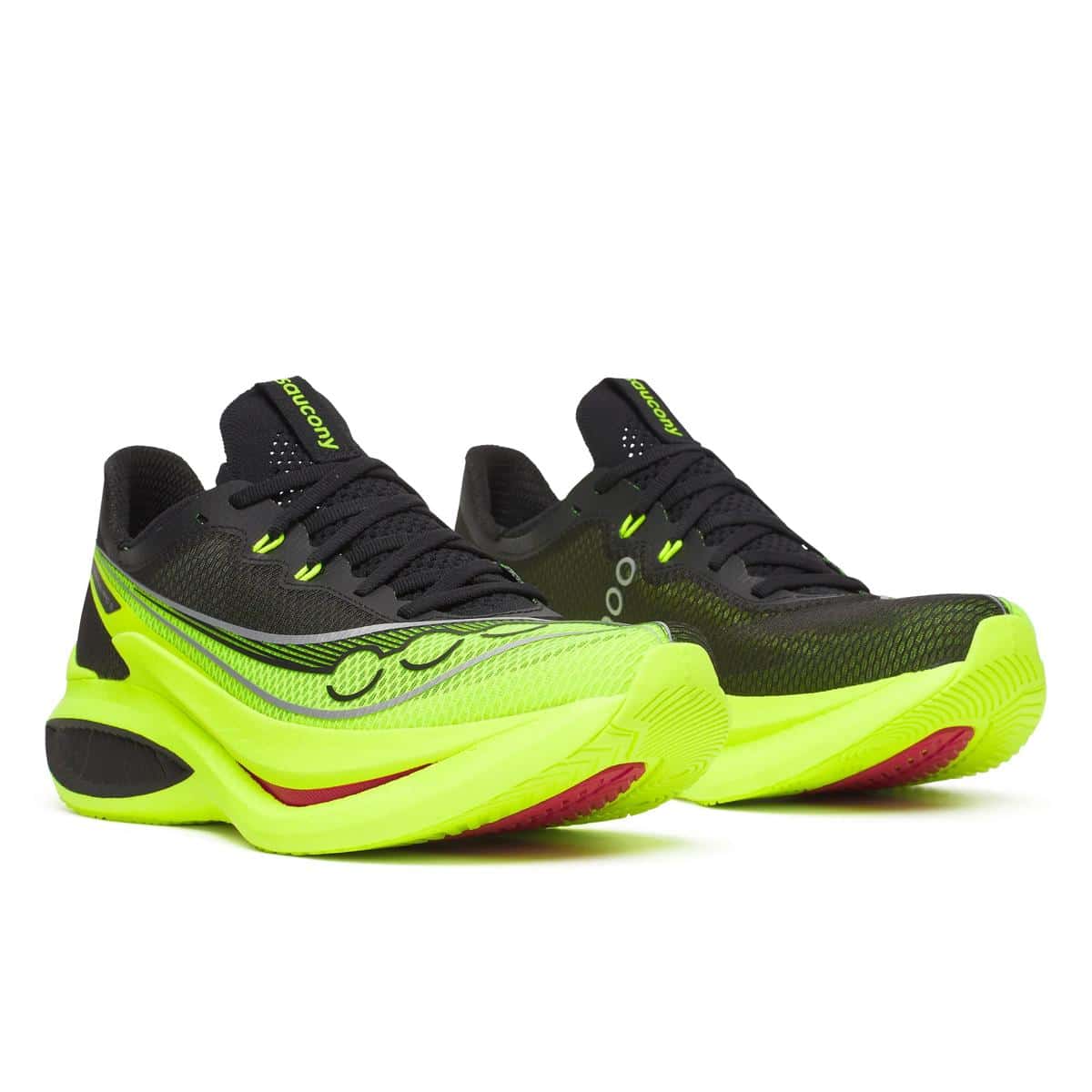 La Saucony Endorphin Pro 5 arrive : une super chaussure carbone plus agressive et dynamique pour battre vos records du 5 km au marathon.