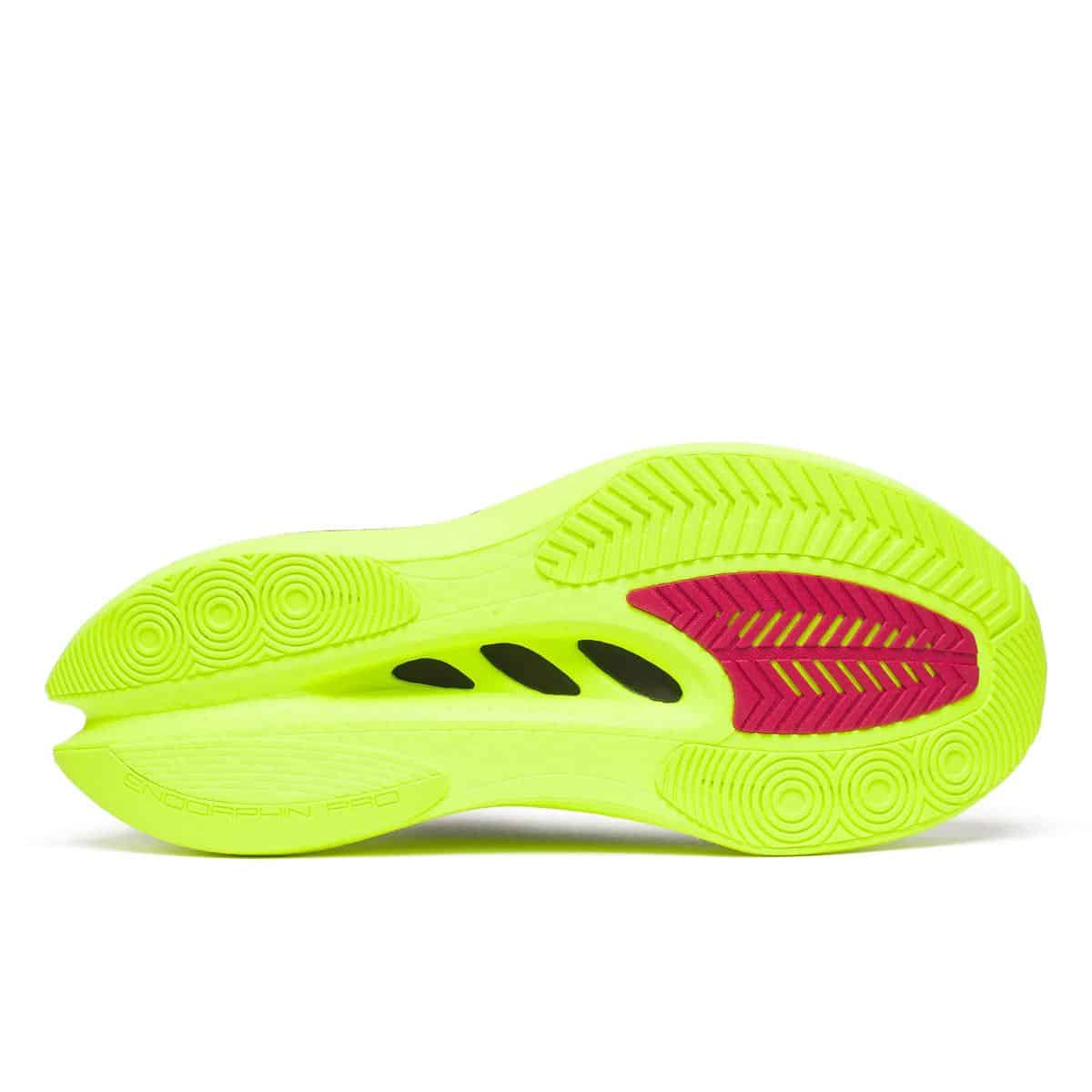 La Saucony Endorphin Pro 5 arrive : une super chaussure carbone plus agressive et dynamique pour battre vos records du 5 km au marathon.