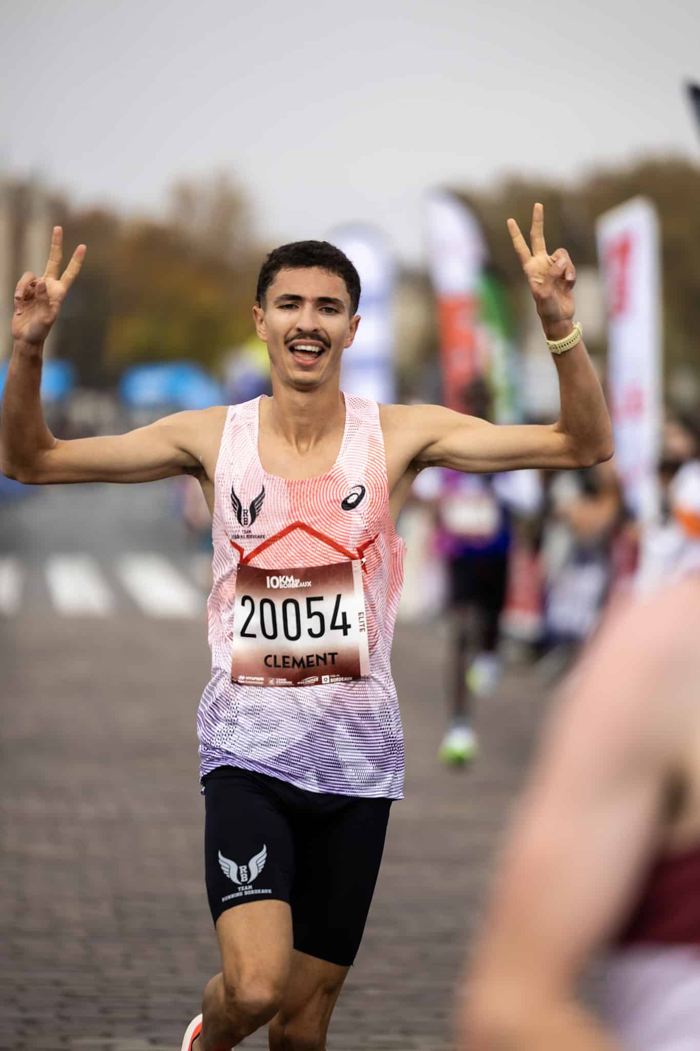 Cette édition 2025 du Semi-Marathon et du 10 km de Bordeaux s’annonçait pleine de surprises et de succès. Et les attentes ont été comblées. Entre nouveaux parcours, superbes performances et affluence record, la cité girondine a confirmé son statut dans le monde de la course à pied. Les 24 000 coureurs présents ne diront pas le contraire.