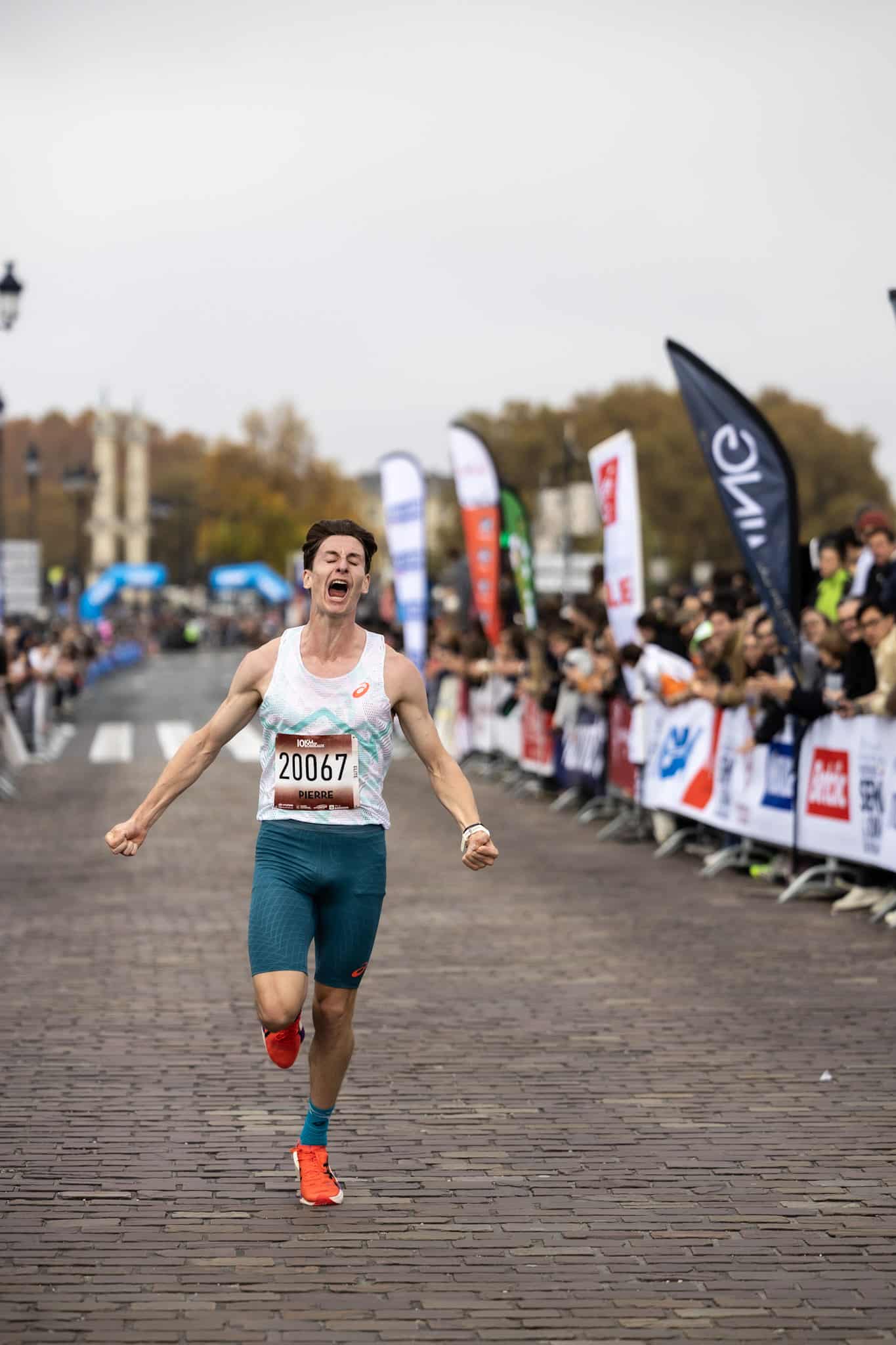 Cette édition 2025 du Semi-Marathon et du 10 km de Bordeaux s’annonçait pleine de surprises et de succès. Et les attentes ont été comblées. Entre nouveaux parcours, superbes performances et affluence record, la cité girondine a confirmé son statut dans le monde de la course à pied. Les 24 000 coureurs présents ne diront pas le contraire.