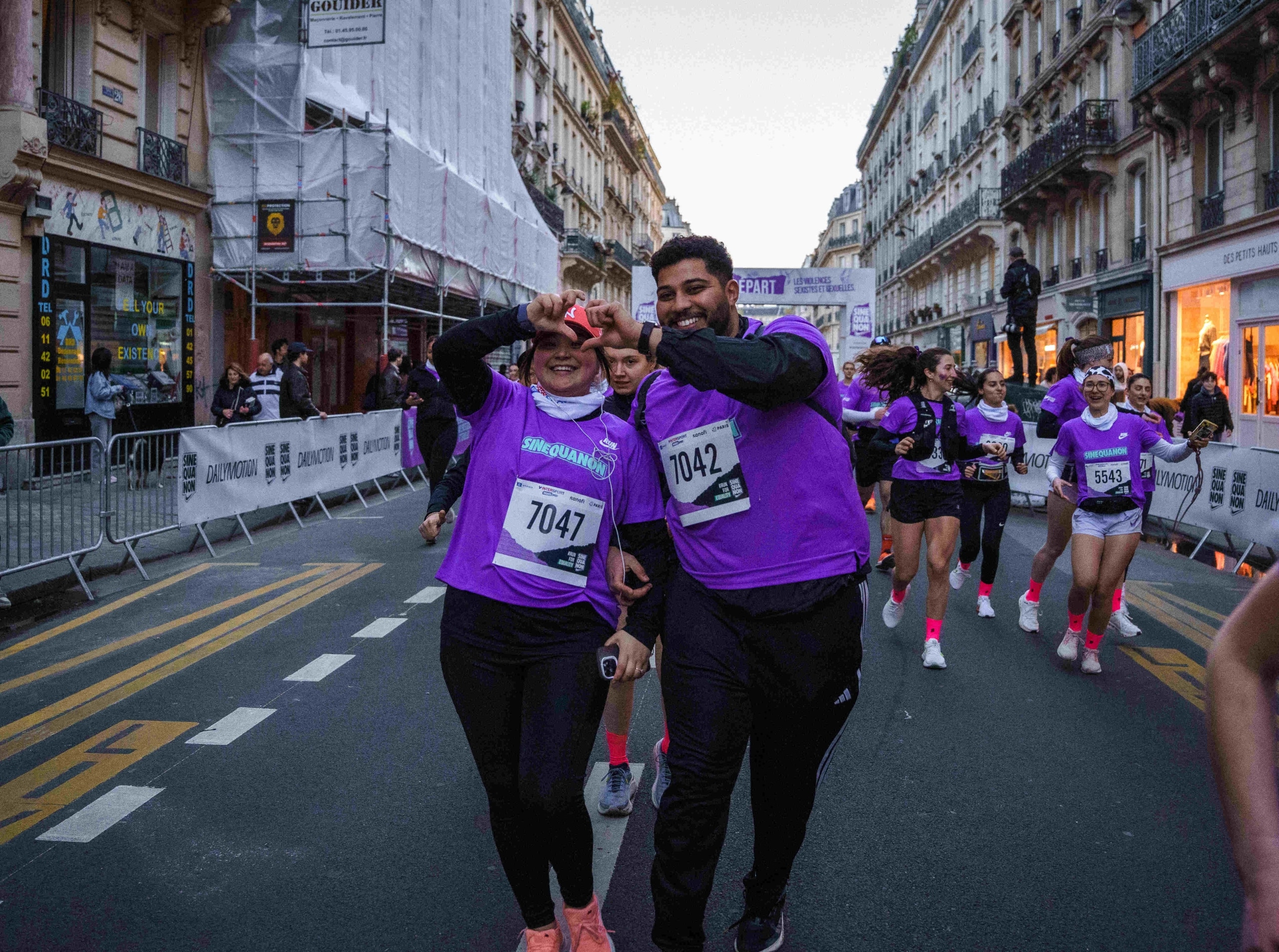 Ce samedi 28 mars, 10 000 silhouettes violettes ont déferlé dans les rues du 10e arrondissement de Paris. L’association Sine Qua Non célébrait la 8e édition de cette course symbolique, visant à « piétiner les violences sexistes et sexuelles ». Une soirée forte en émotions, où femmes et hommes se sont rassemblés pour une cause commune : l’égalité.