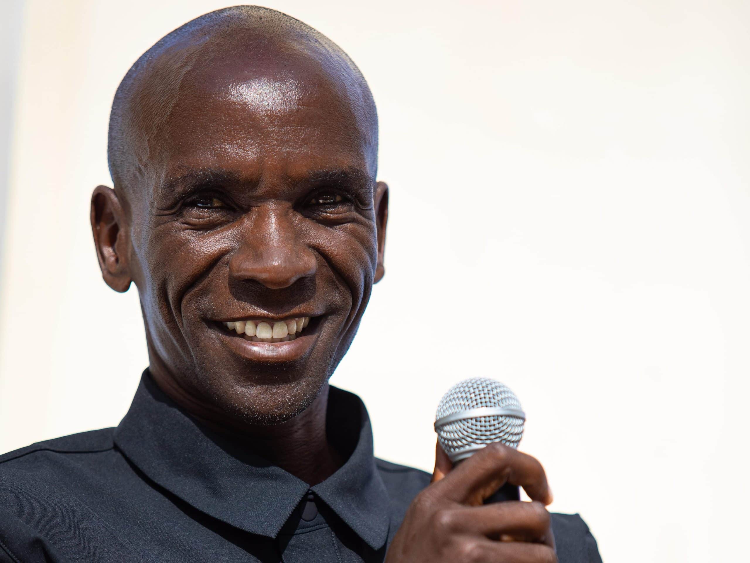 Eliud Kipchoge, seul homme à ce jour à avoir couru un marathon en moins de 2 heures, s’est confié sur la performance de ce soir, qui attend sa compatriote et amie, Faith Kipyegon. Dans une interview menée par Simon Bairu, partenaire en marketing sportif de Faith et proche des deux athlètes kenyans, les défis relevés par le marathonien, notamment lors du projet « Breaking 2 », ont été rapprochés de celui qui attend la demi-fondeuse ce soir au stade Charléty pour « Breaking 4 » sur le Mile.