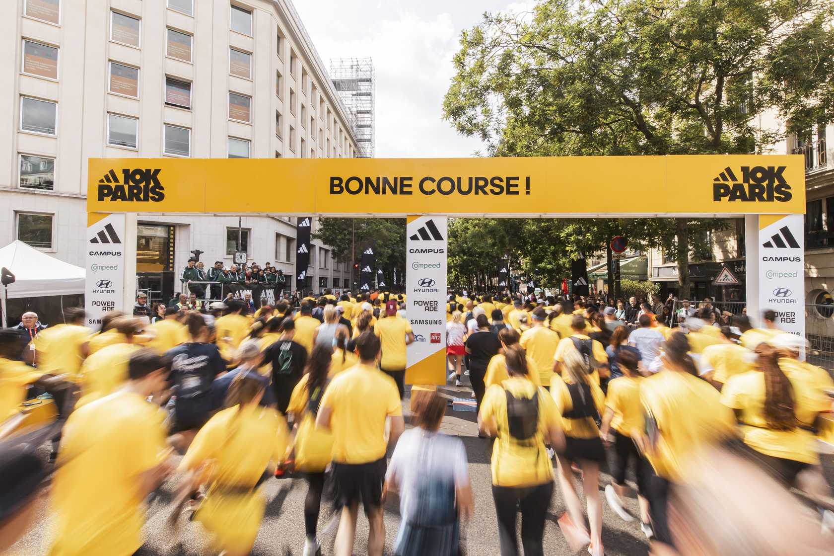Le plus grand 10 km d'Europe, c'est ce dimanche 7 juin avec la huitième édition de l'adidas 10K Paris qui va battre un record d'affluence en accueillant plus de 44 000 coureurs, qui traverseront la capitale du Trocadéro à l’Arc de Triomphe.