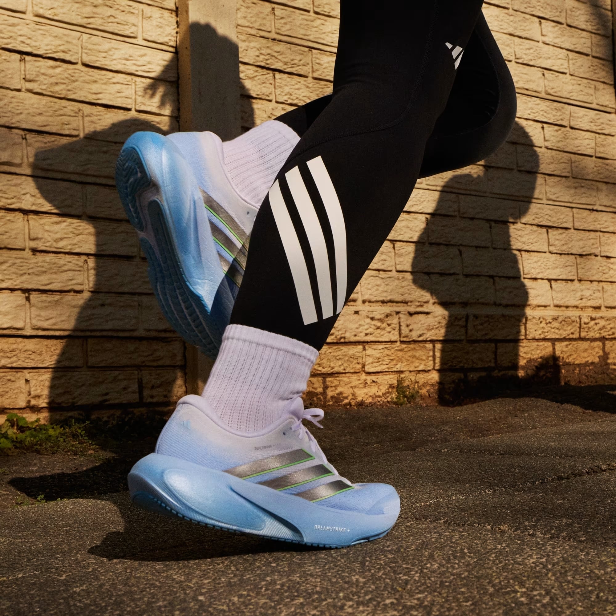 adidas dévoile la Supernova Rise 3, une chaussure de running confortable et accessible pensée pour les runs du quotidien. Mousse Dreamstrike+ plus douce, tige Primeweave et semelle Lighttraxion pour accompagner les coureurs de tous les jours.