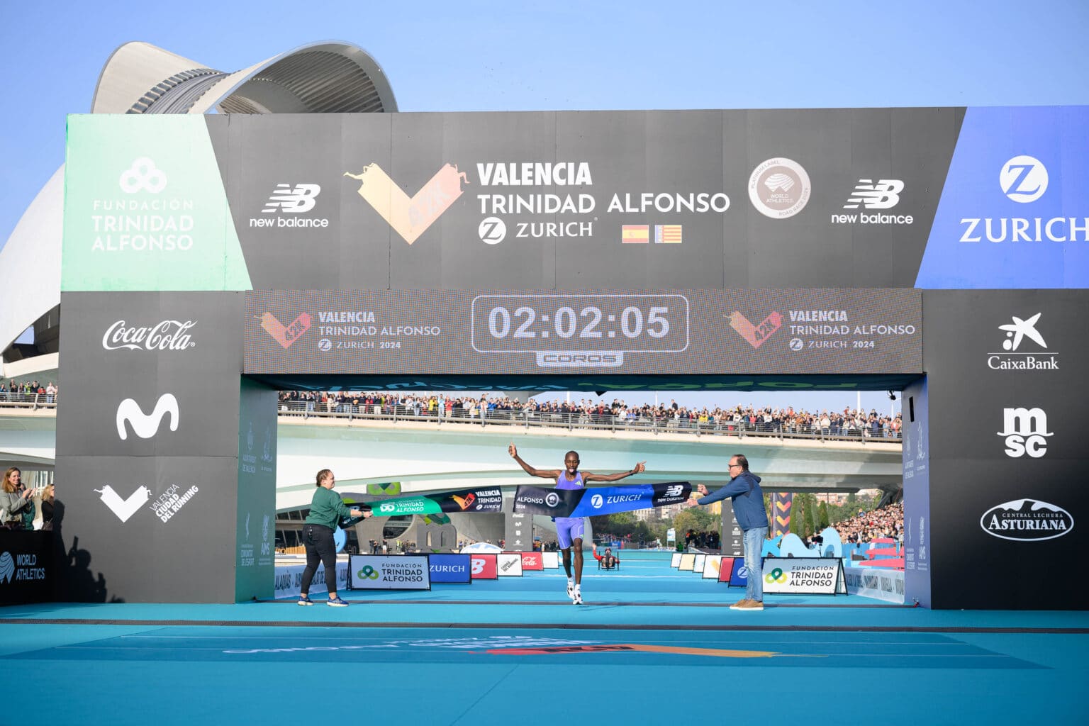 C’est un changement de cap majeur pour l’un des événements running les plus prisés d’Europe. À partir de 2026, le Marathon et le Semi-Marathon de Valence adopteront un système de tirage au sort pour attribuer leurs dossards. Une décision inédite en Espagne, mais qui suit la tendance imposée par les Majors comme Londres, Berlin ou Tokyo. Il faudra désormais miser sur la chance pour faire partie des 35 000 heureux élus.