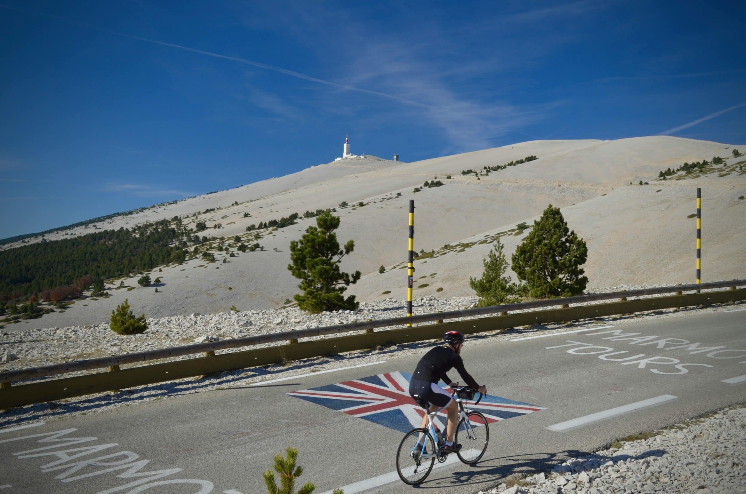 En juillet dernier, les coureurs du Tour de France se sont lancés à l’attaque du mythique Mont Ventoux pour la 18ème fois dans l'histoire de la Grande Boucle. Cette 16ème étape d’anthologie (Montpellier – Le Mont Ventoux) a couronné le Français Valentin Paret-Peintre face à l’Irlandais Ben Healy au terme d’un suspense de folie. Quelques semaines plus tôt, près de 1 500 coureurs ont affronté les pentes du "Géant de Provence" à l’occasion du Semi-marathon du Mont Ventoux Kookabarra. Alors, quel effort est le plus difficile ? Conquérir le sommet à vélo ou en courant ? Marathons.com a enfourché le vélo pour tenter l’ascension de ce colosse tandis que Manon Coste, victorieuse du 21 km de l’édition 2025, partage ses impressions sur la course.