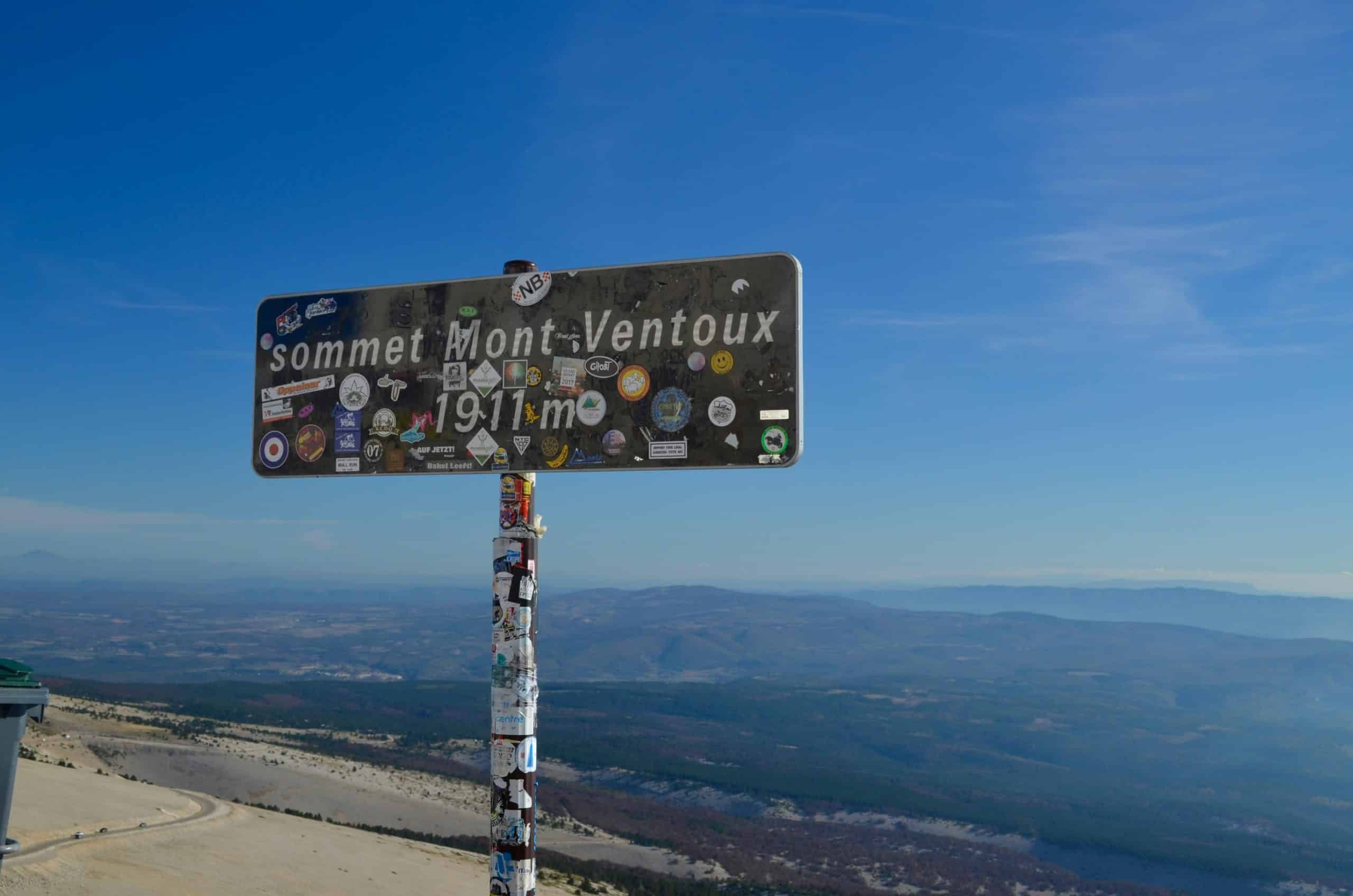 En juillet dernier, les coureurs du Tour de France se sont lancés à l’attaque du mythique Mont Ventoux pour la 18ème fois dans l'histoire de la Grande Boucle. Cette 16ème étape d’anthologie (Montpellier – Le Mont Ventoux) a couronné le Français Valentin Paret-Peintre face à l’Irlandais Ben Healy au terme d’un suspense de folie. Quelques semaines plus tôt, près de 1 500 coureurs ont affronté les pentes du "Géant de Provence" à l’occasion du Semi-marathon du Mont Ventoux Kookabarra. Alors, quel effort est le plus difficile ? Conquérir le sommet à vélo ou en courant ? Marathons.com a enfourché le vélo pour tenter l’ascension de ce colosse tandis que Manon Coste, victorieuse du 21 km de l’édition 2025, partage ses impressions sur la course.