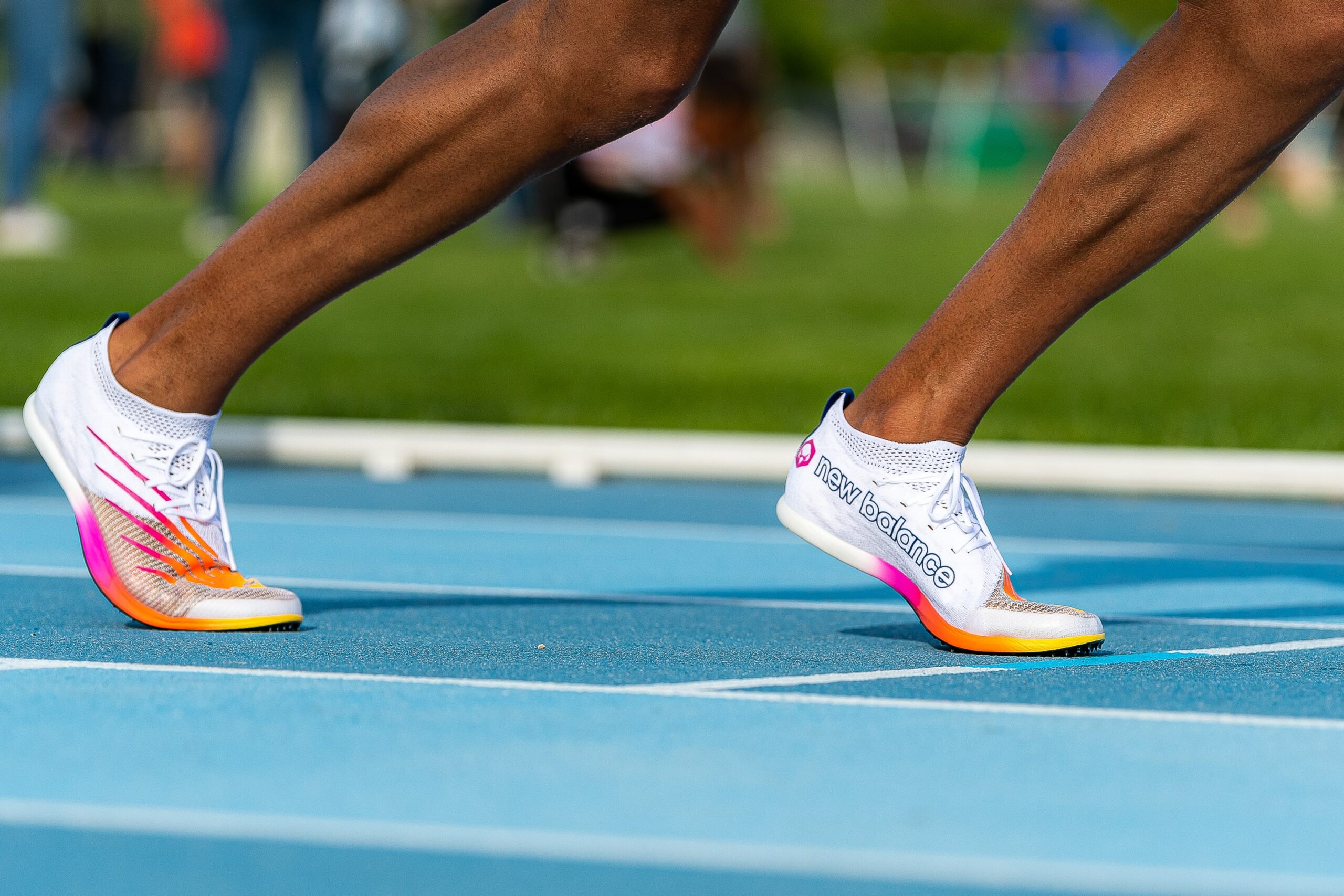Si les chaussures à plaque carbone permettent de courir toujours plus vite sur le bitume, les chaussures à pointes, dédiées à la piste ou au cross, progressent plus lentement et de manière moins visible.