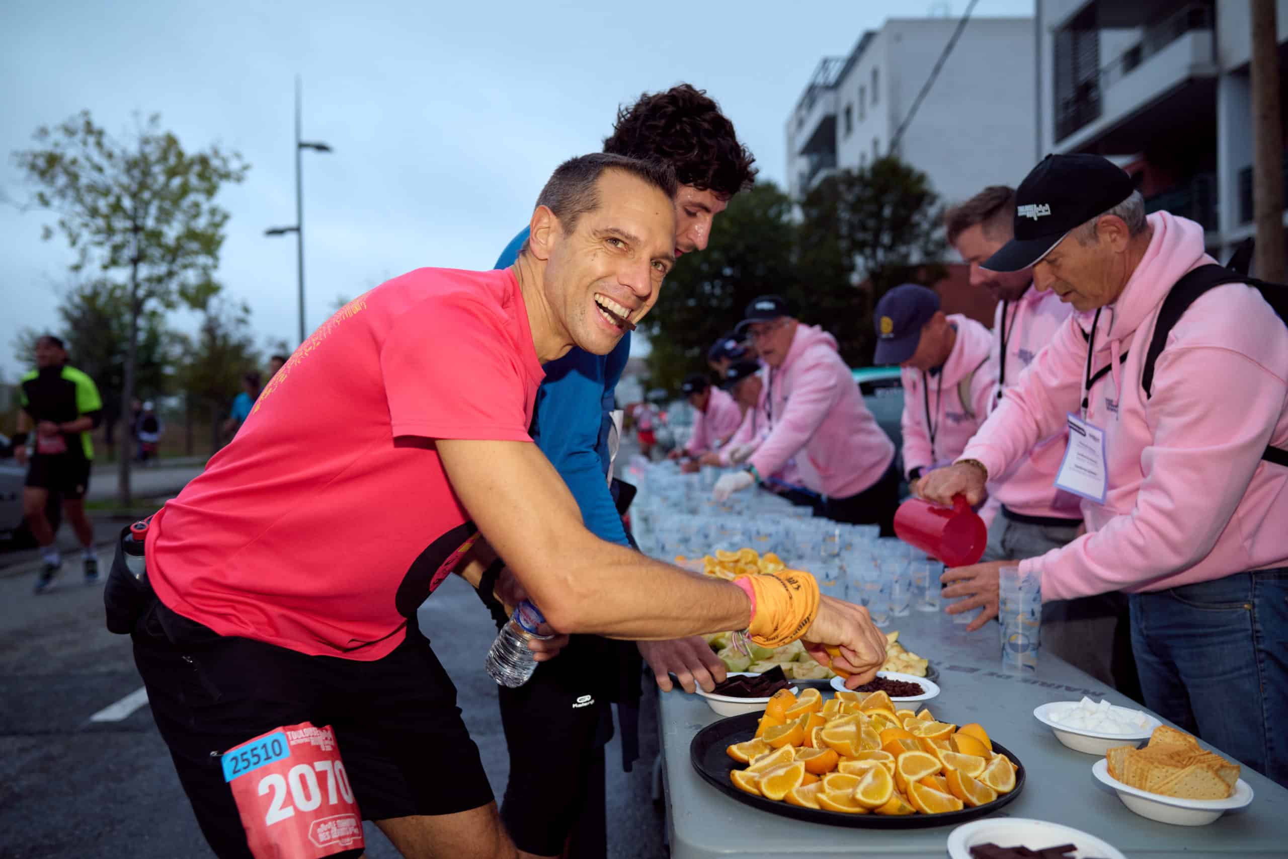 C’est l’un des temps forts du mois de novembre dans le calendrier du running français. La Toulouse Métropole Run Expérience vient de lever le voile sur les parcours de ses courses 2025. Nouveaux tracés, lieux iconiques, ambiance de folie : le rendez-vous est pris le 2 novembre prochain pour plus de 20 000 coureurs qui feront vibrer les rues de la Ville Rose au rythme de leur foulée. Et il y en a pour tous les goûts, avec 3 distances au choix : 10 km, semi-marathon et marathon.