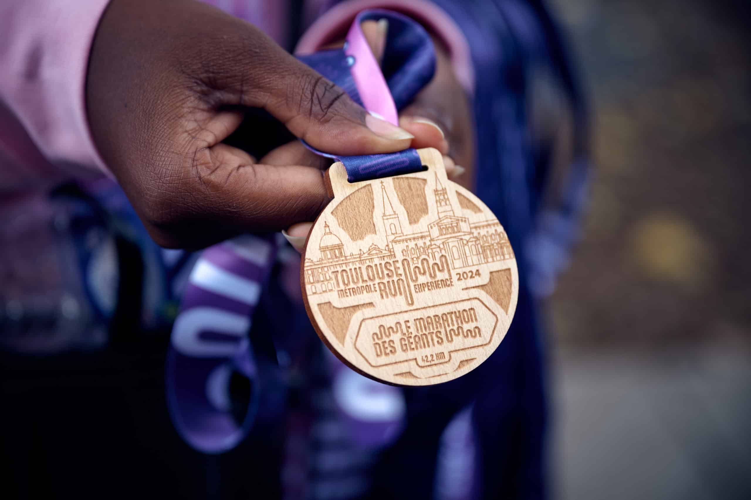 C’est l’un des temps forts du mois de novembre dans le calendrier du running français. La Toulouse Métropole Run Expérience vient de lever le voile sur les parcours de ses courses 2025. Nouveaux tracés, lieux iconiques, ambiance de folie : le rendez-vous est pris le 2 novembre prochain pour plus de 20 000 coureurs qui feront vibrer les rues de la Ville Rose au rythme de leur foulée. Et il y en a pour tous les goûts, avec 3 distances au choix : 10 km, semi-marathon et marathon.