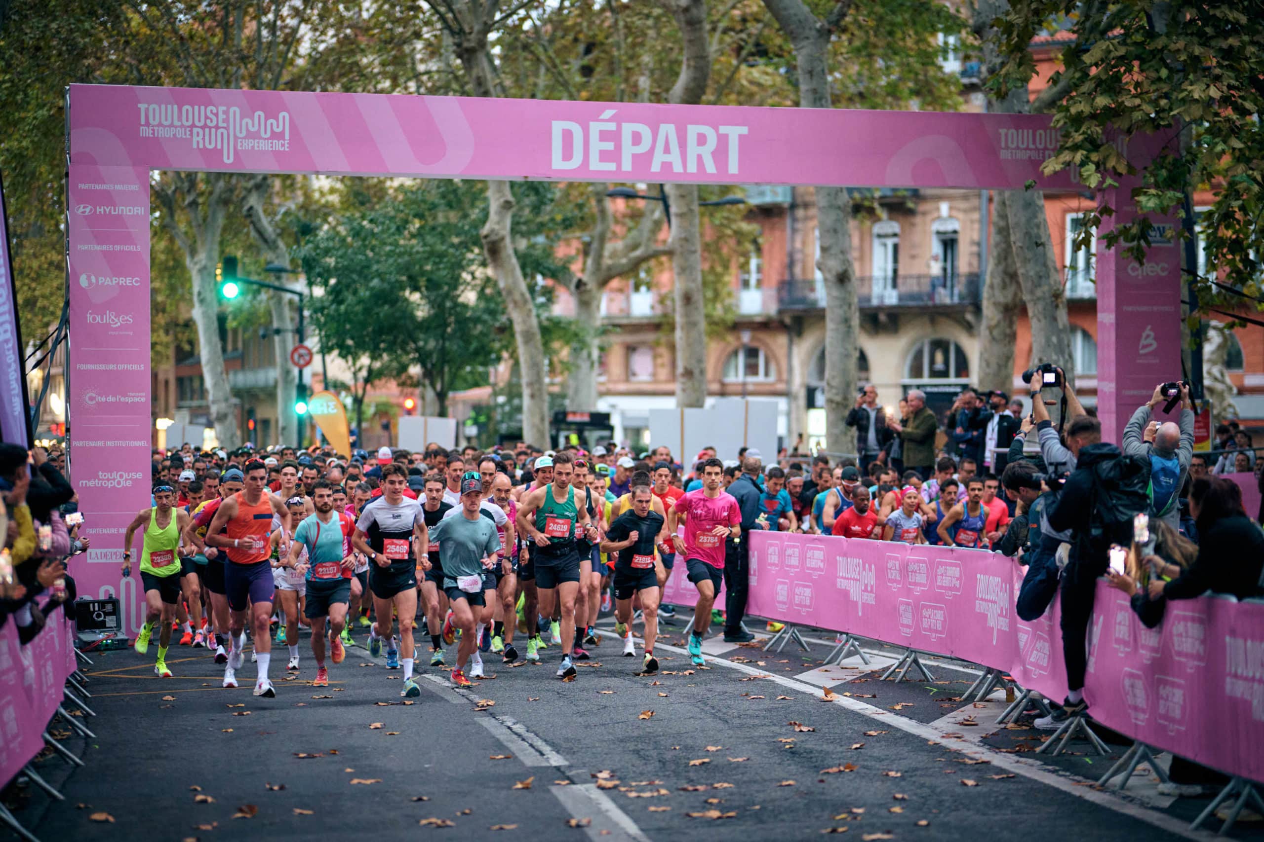 C’est l’un des temps forts du mois de novembre dans le calendrier du running français. La Toulouse Métropole Run Expérience vient de lever le voile sur les parcours de ses courses 2025. Nouveaux tracés, lieux iconiques, ambiance de folie : le rendez-vous est pris le 2 novembre prochain pour plus de 20 000 coureurs qui feront vibrer les rues de la Ville Rose au rythme de leur foulée. Et il y en a pour tous les goûts, avec 3 distances au choix : 10 km, semi-marathon et marathon.